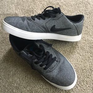 Nike SB sneakers 7Y 8 in women’s 6.5 in men’s